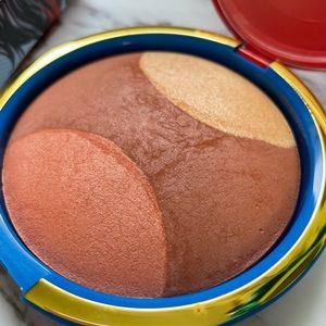 Giant mineralize skinfinish MAC Cosmetics limited edition Wonder Woman